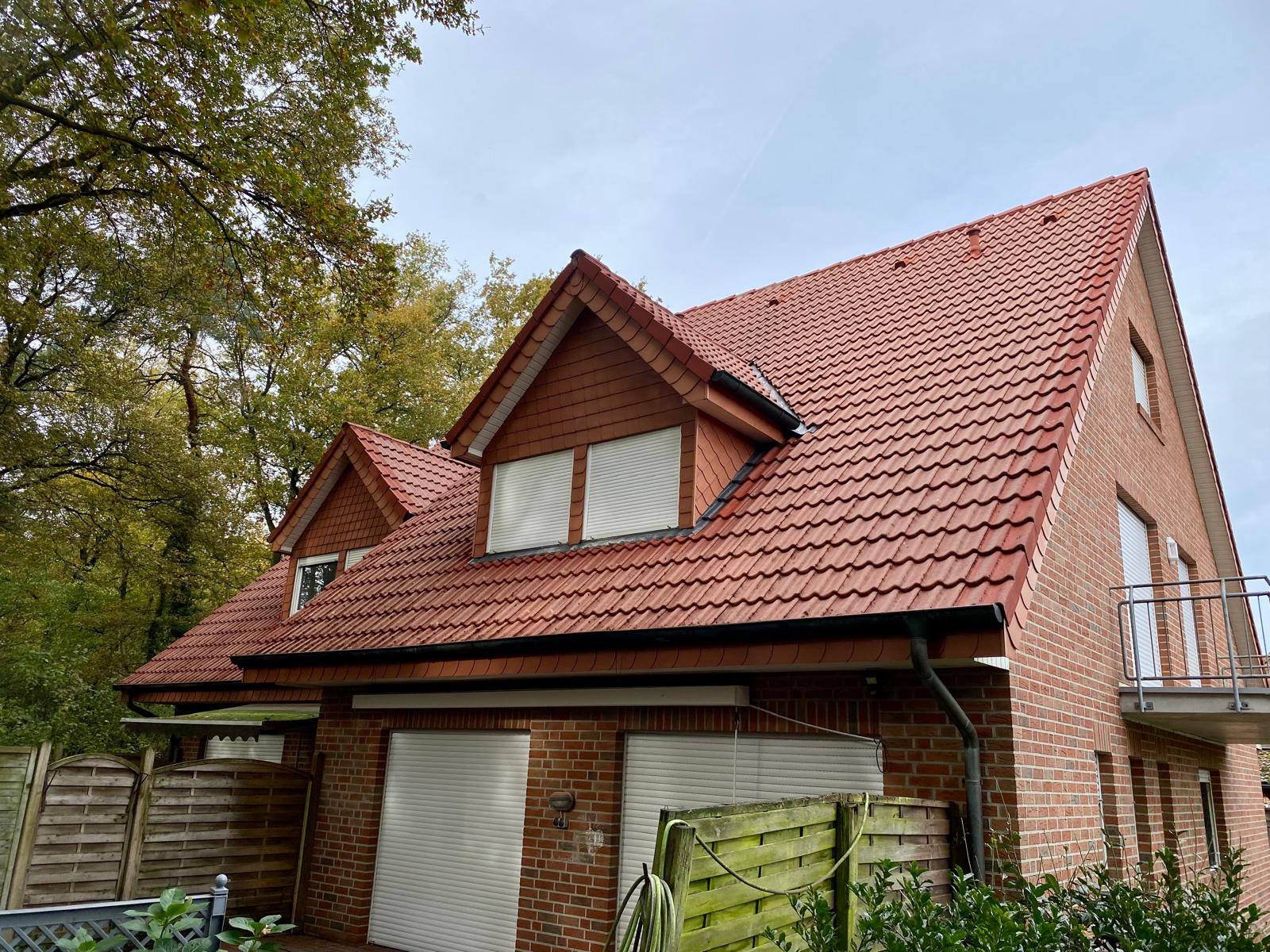 Dachreinigung Meppen Nachher: Das gleiche Hausdach nach der professionellen Reinigung - sauber und wie neu.